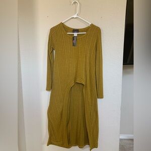 Discreet Brand High Front/Low Back Light Weight Sweater - S